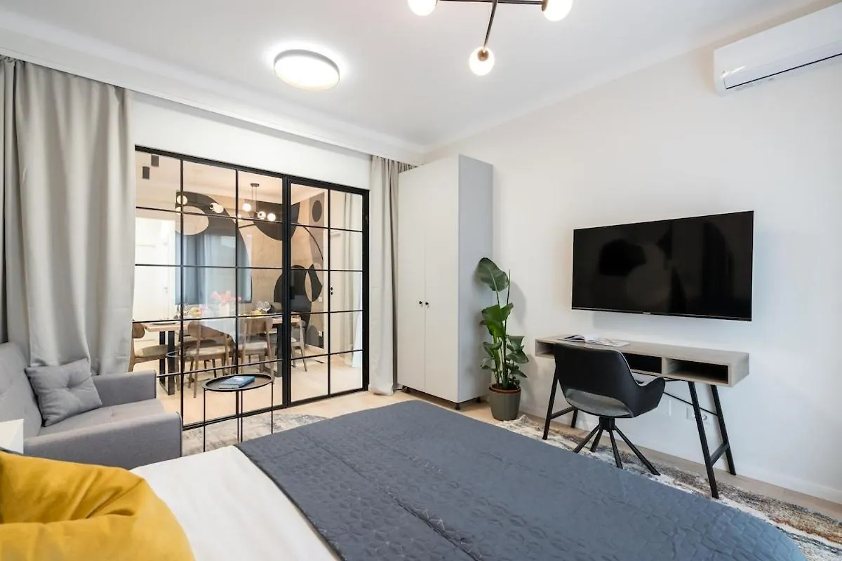 Sunny 3Br Large Flat - Amzei Square - 3 Balconies Appartement Boekarest
